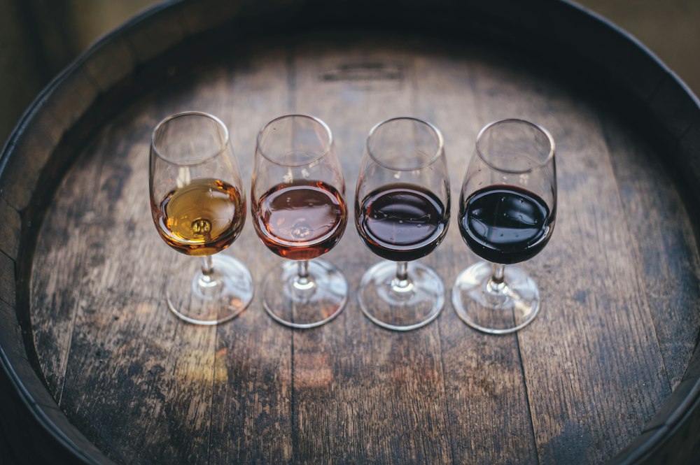 Dégustation d'une gamme de vins sur un fût de chêne