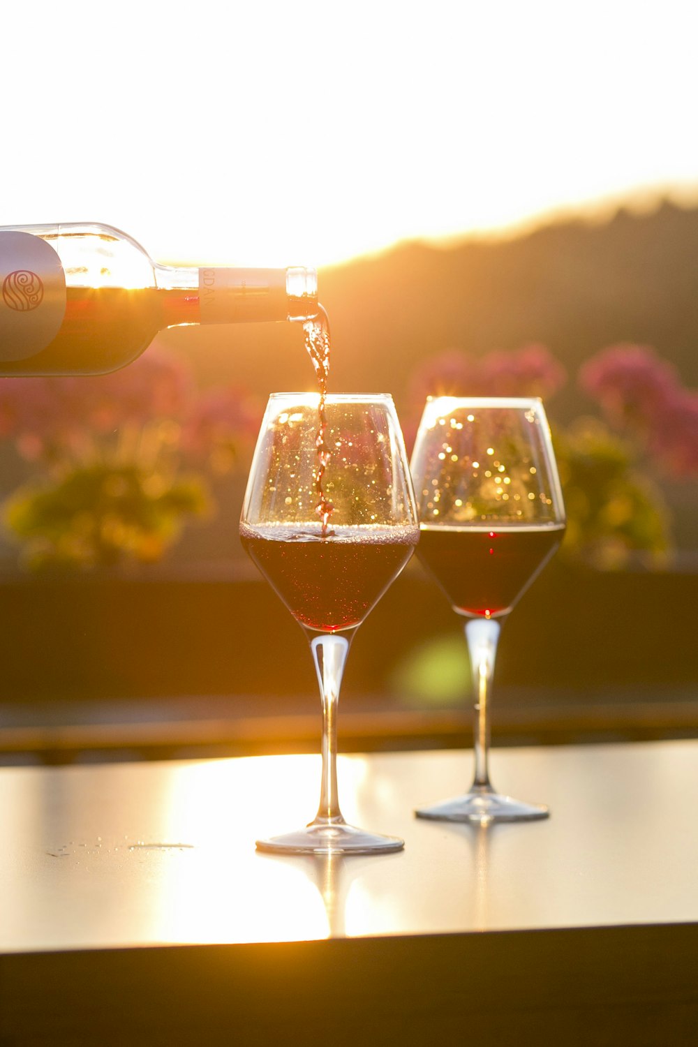 Service de vin rouge au coucher du soleil